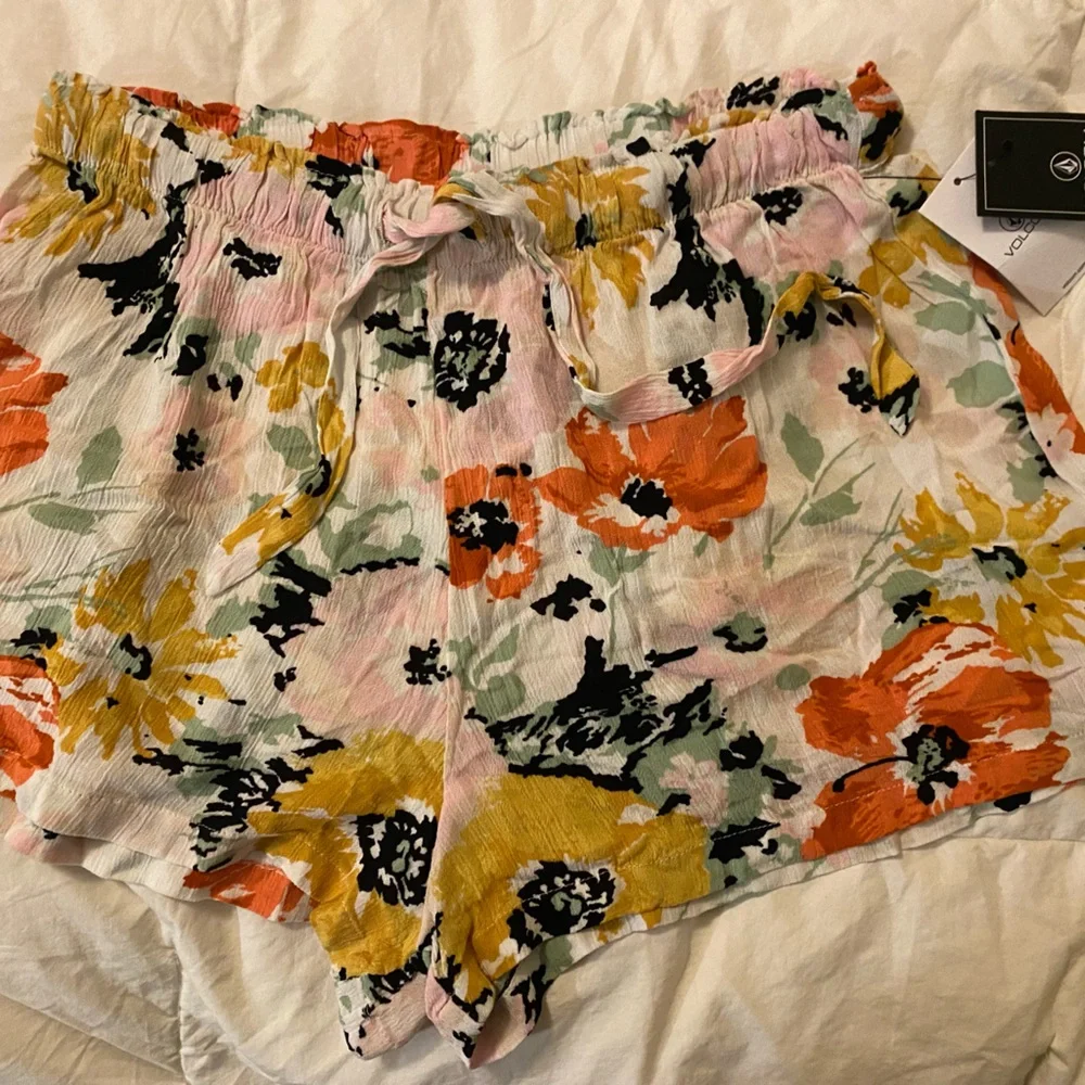 Volcom Shorts - Picture 2 of 4